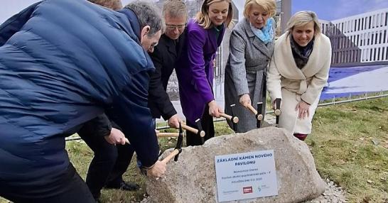 Poklepání základního kamene nové psychiatrie.