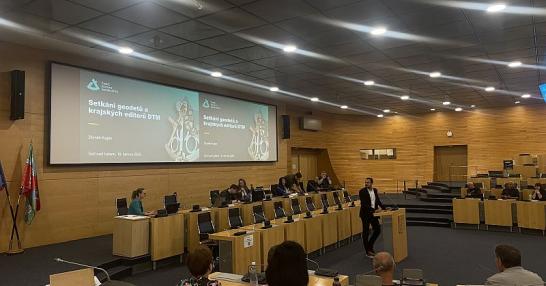 Pohled na řečníky a promítací plátno v zastupitelském sále